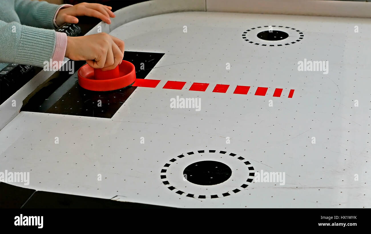 Bambina gioca air hockey gioco Foto Stock