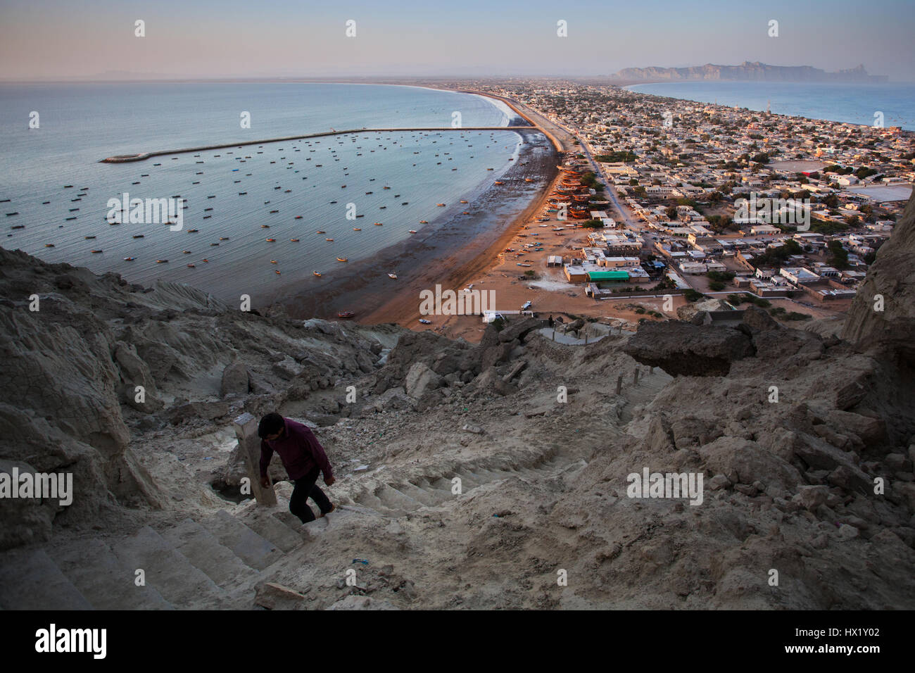 L'uomo cammina in salita in Gawadar città. Gawadar si ribalta in questi giorni a causa di Cina Pakistan corridoio economico noto anche come CPEC. Foto Stock
