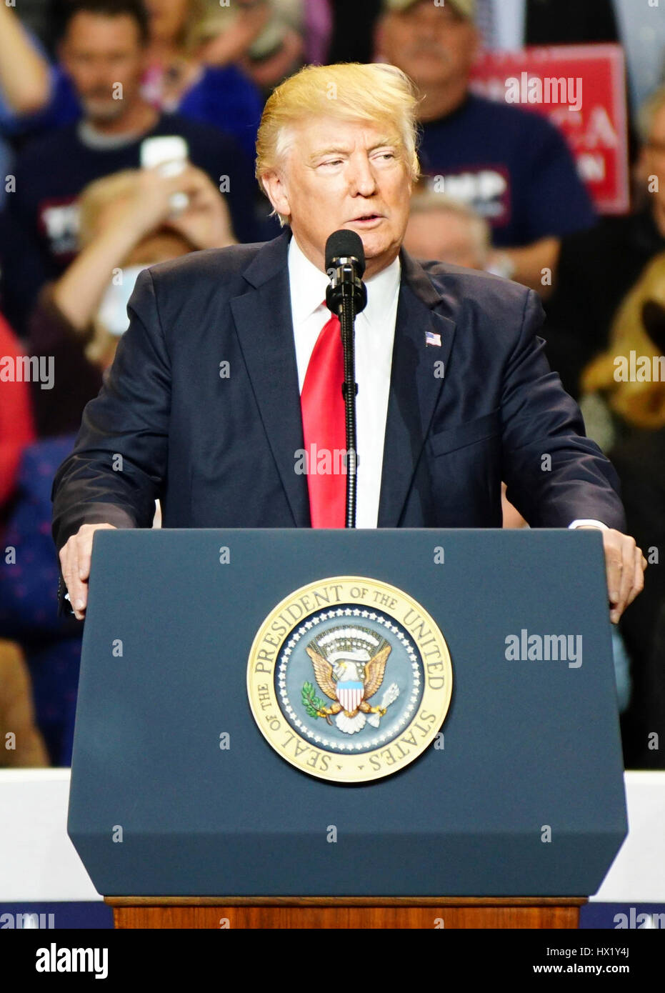Presidente Donald Trump J parlando durante un rally a Louisville Exposition Center il 20 marzo 2017 a Louisville, Kentucky. Foto Stock