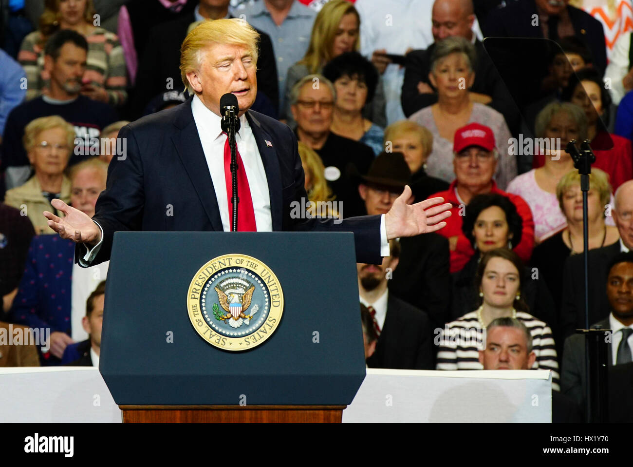 Presidente Donald Trump J parlando durante un rally a Louisville Exposition Center il 20 marzo 2017 a Louisville, Kentucky. Foto Stock