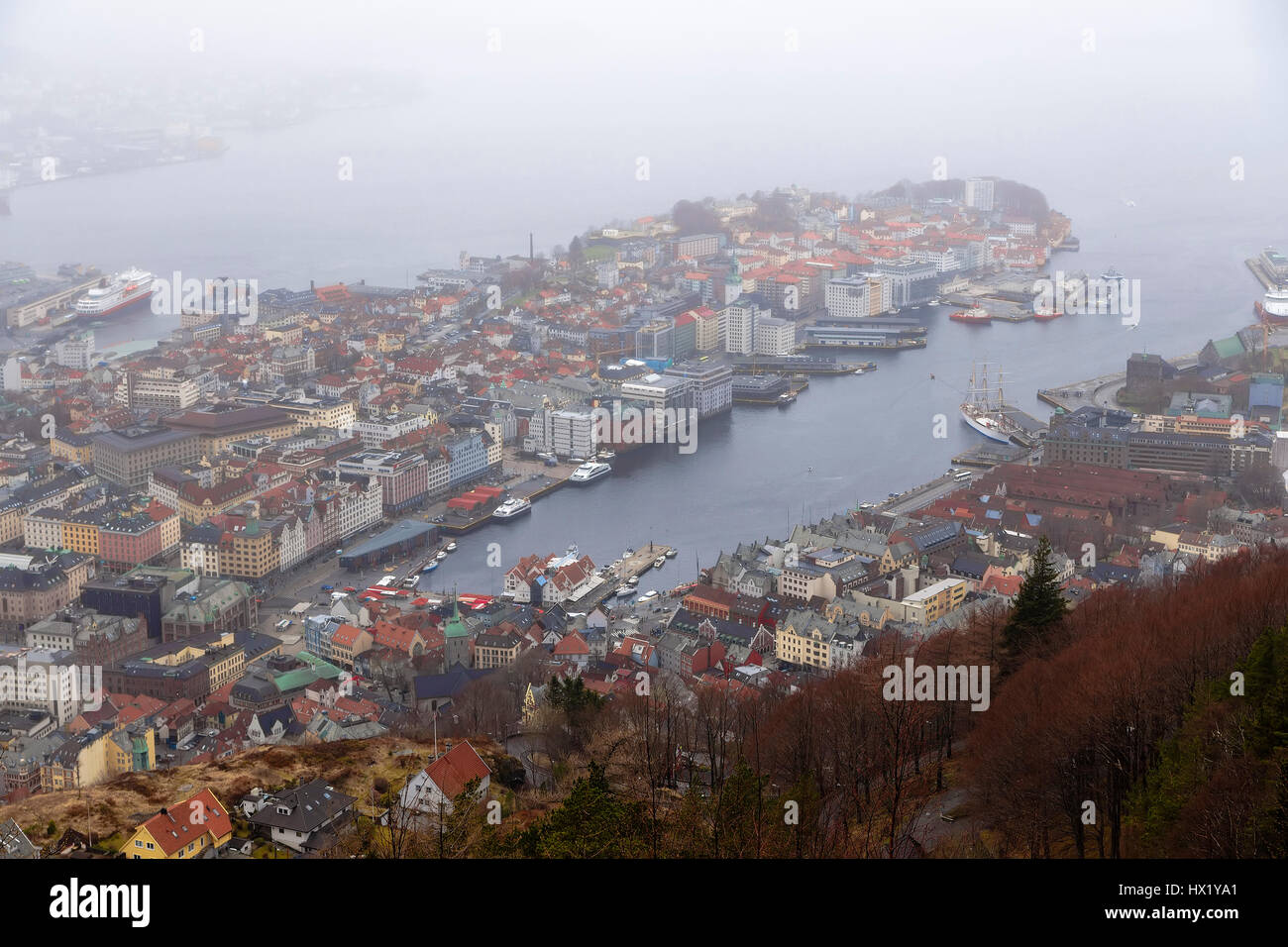 Per sempre tipo sirena e piovoso città di Bergen. Norvegia Foto Stock