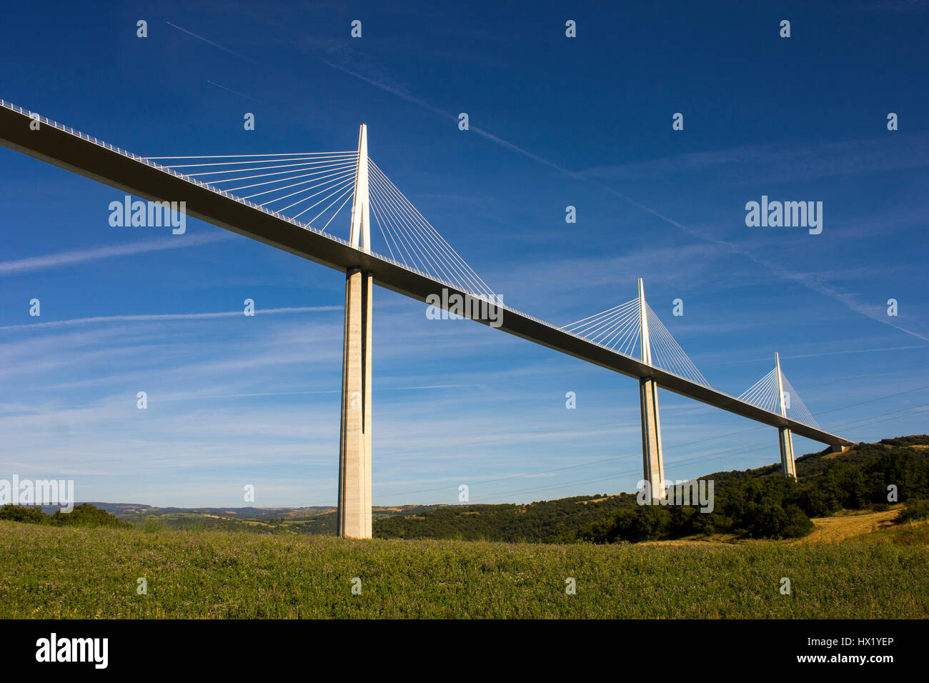 Il viadotto di Millau, un cavo-alloggiato ponte che attraversa la valle del fiume Tarn vicino a Millau nel sud della Francia. Il ponte più alto del mondo. Foto Stock
