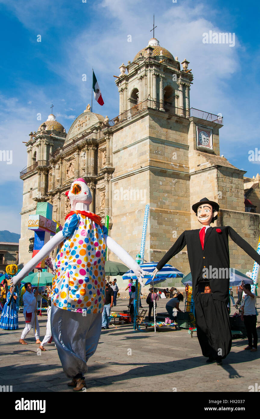 Große Puppen tanzen auf dem Hauptplatz Zocalo vor der Kathedrale, Historisches Zentrum des Weltkulturerbe Oaxaca, Mexiko Foto Stock