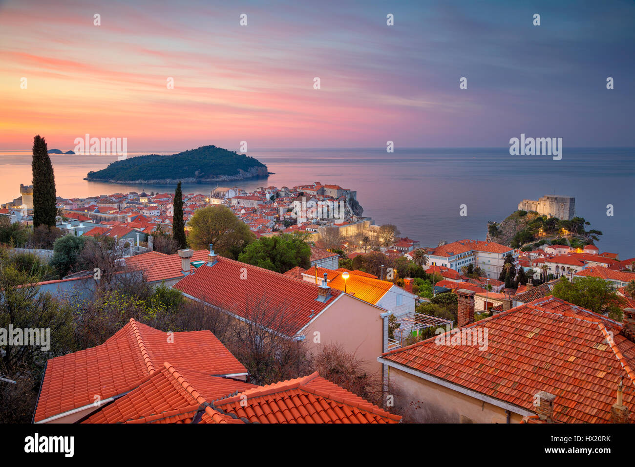 Dubrovnik, Croazia. Splendida e romantica città vecchia di Dubrovnik durante il sunrise. Foto Stock