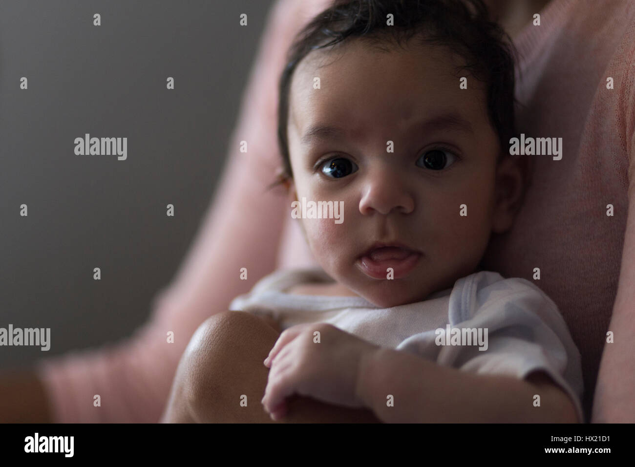 Ritratto di un 3 mese vecchio baby boy. Egli è tenuto da sua madre e guardando la telecamera. Foto Stock