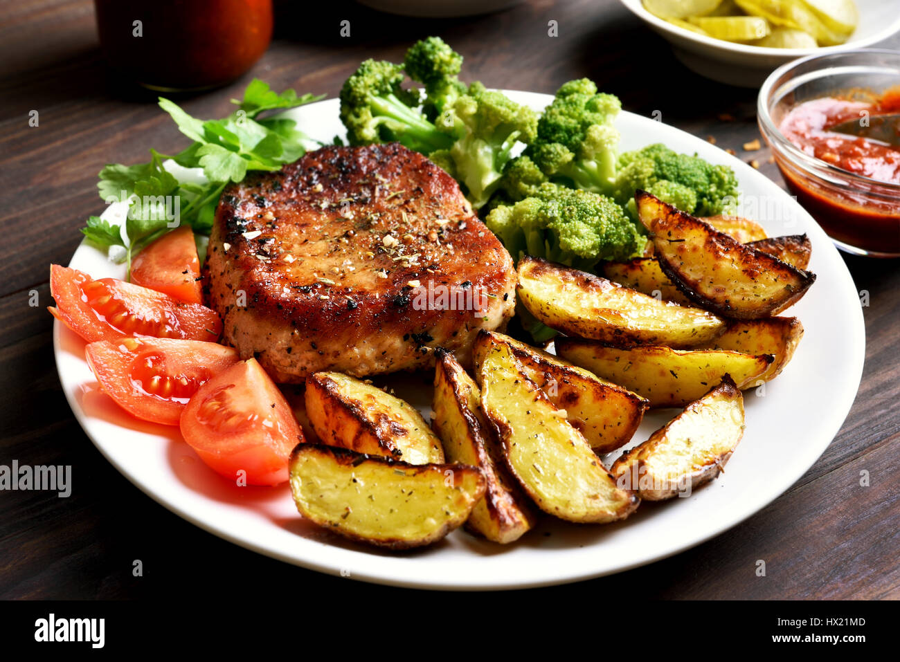 Piatto per la cena con grigliate di carne e verdure sulla piastra, vista ravvicinata Foto Stock