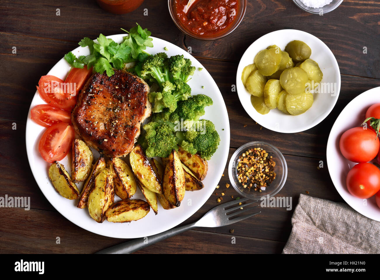 Grigliate di carne e verdure, piatto per la cena su sfondo di legno, vista dall'alto Foto Stock