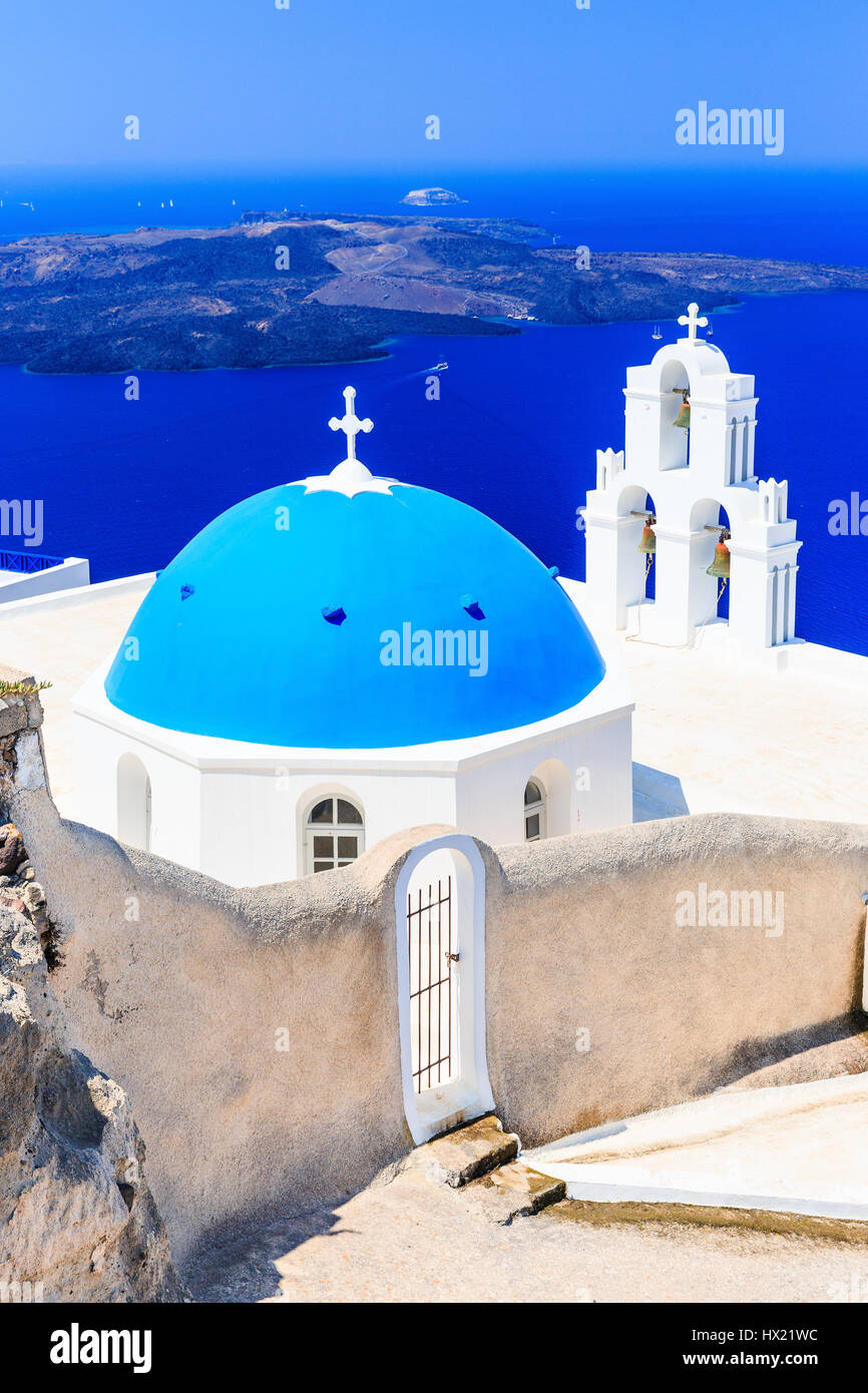 Santorini, Grecia. Blu cupola chiesa San Spirou in Firostefani village. Foto Stock