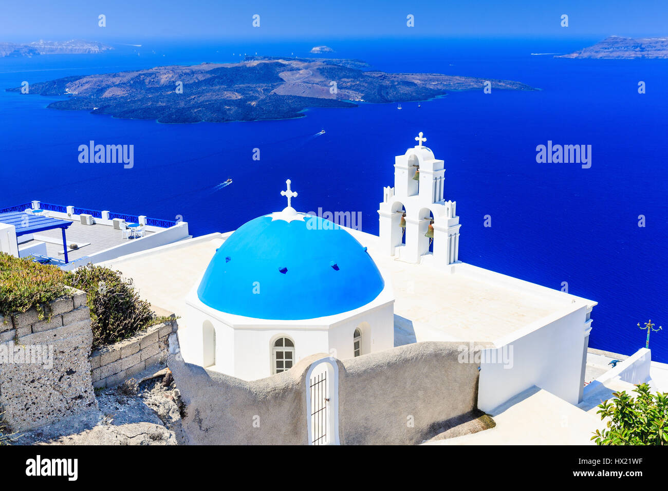 Santorini, Grecia. Blu cupola chiesa San Spirou in Firostefani village. Foto Stock