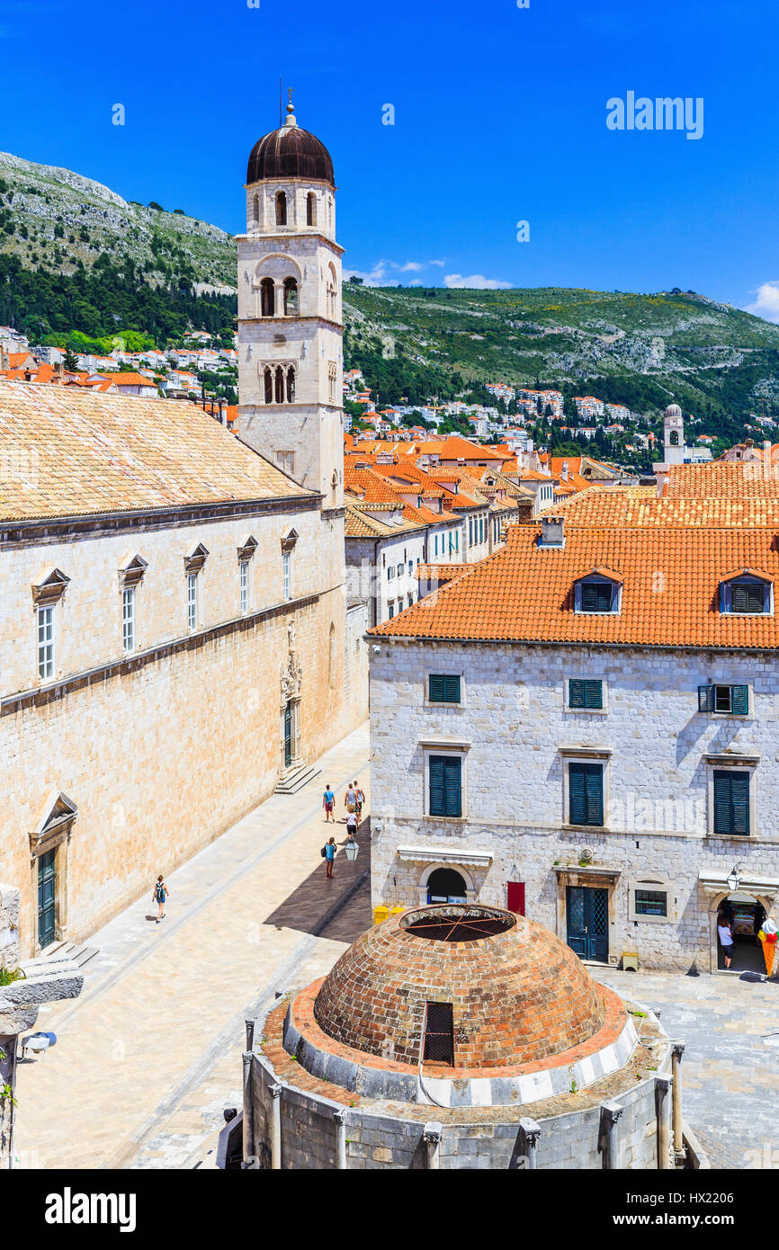 Dubrovnik, Croazia. Famosa Placa (Stradun) street e l'Onofrio di Trevi. Foto Stock
