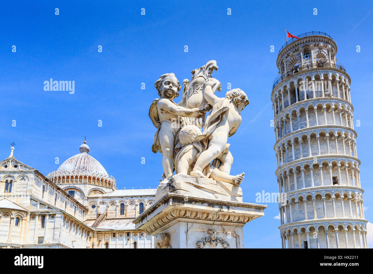 Pisa, Italia. Il Duomo di Pisa, la fontana con angeli e la Torre Pendente di Pisa in Piazza dei Miracoli. Foto Stock