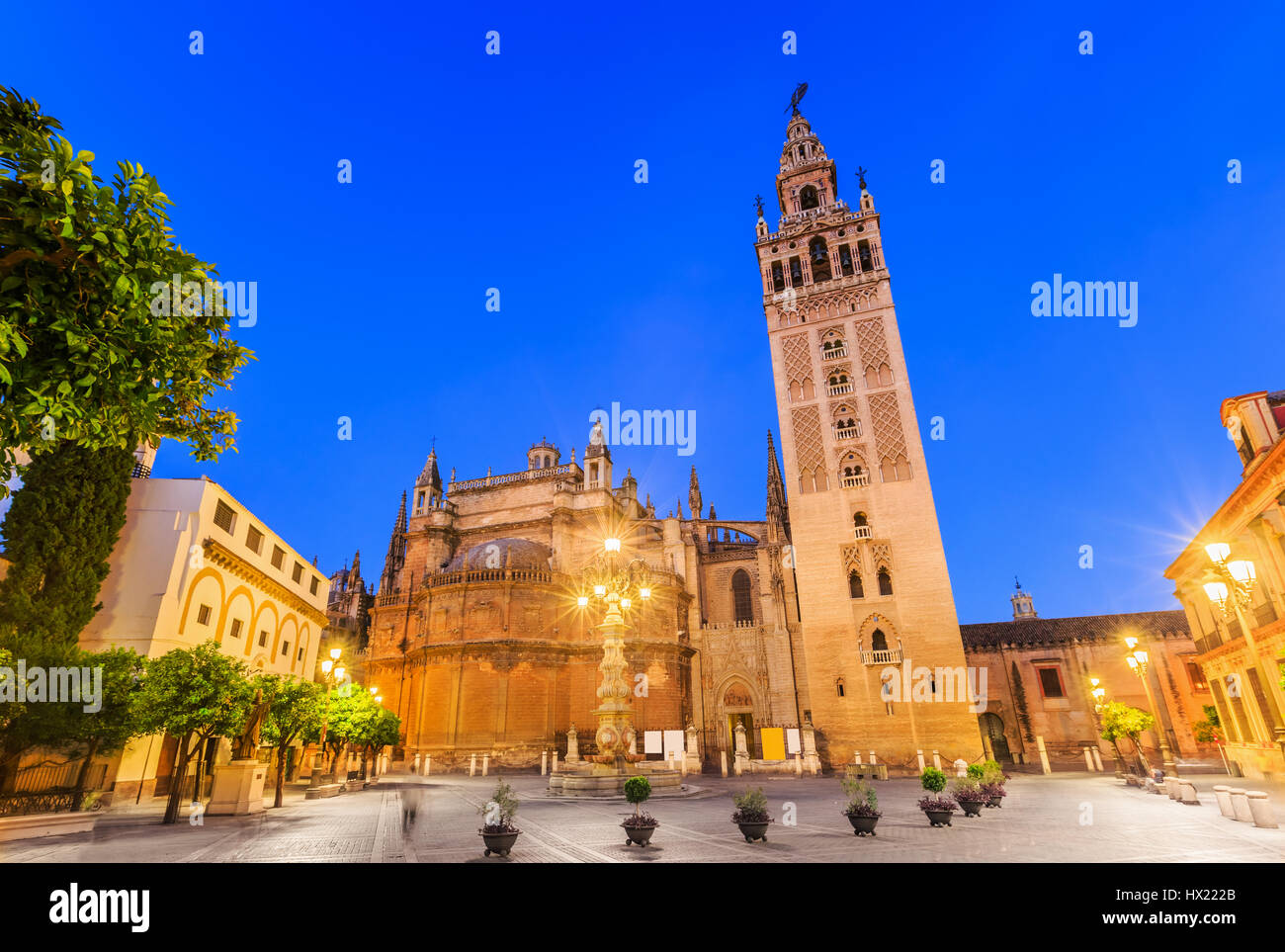 Siviglia, Spagna. Cattedrale di Santa Maria del vedere con la Giralda e la torre campanaria. Foto Stock
