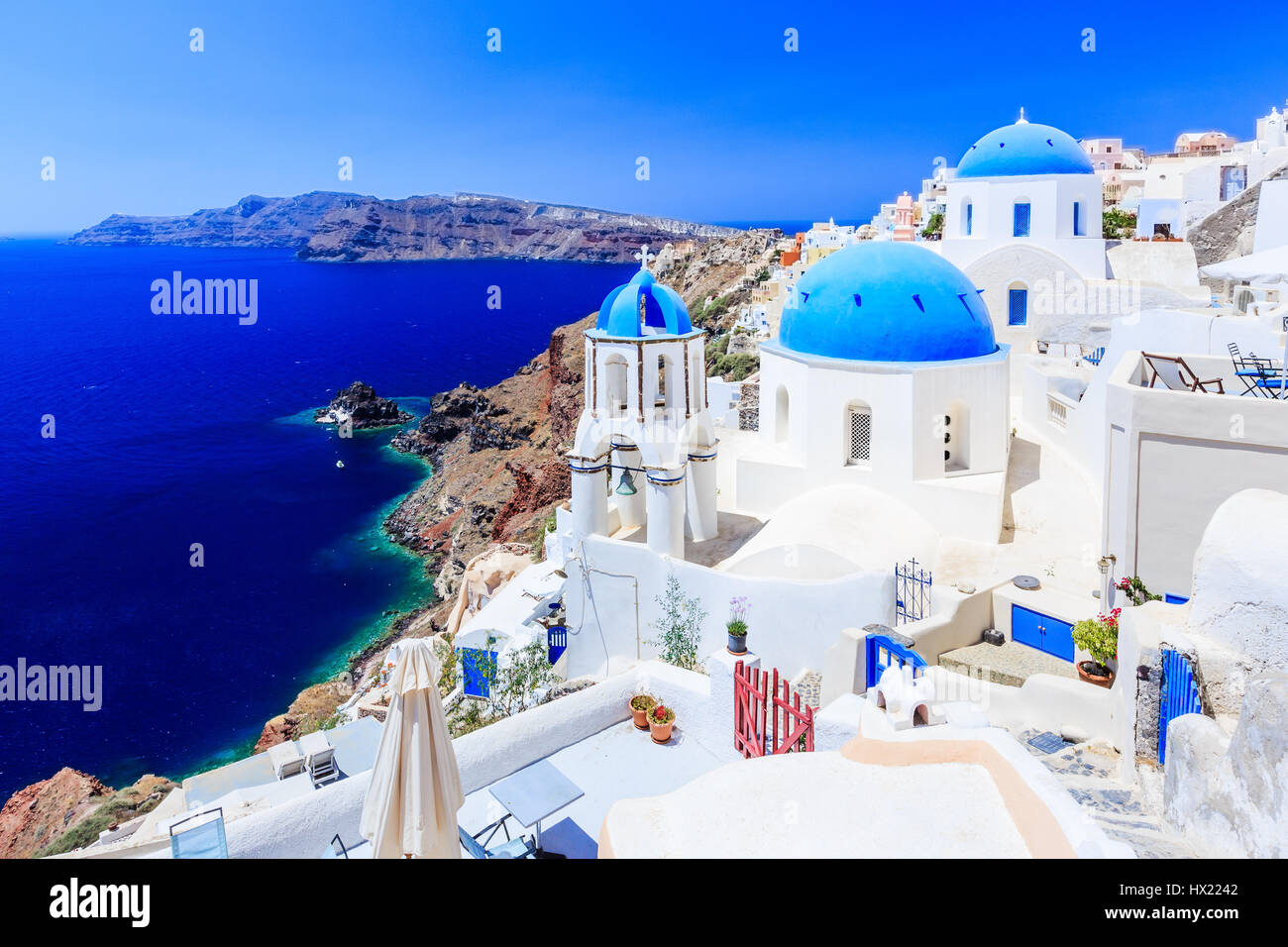 Santorini, Grecia. Cupola blu chiesa di Oia (Ia) villaggio. Foto Stock