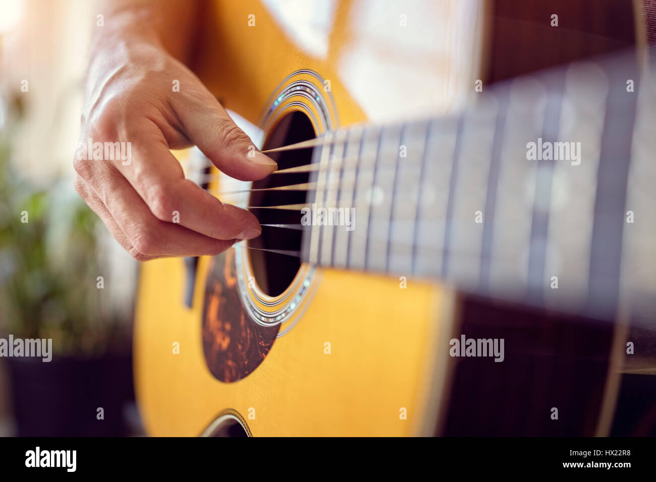 L'uomo suonando una chitarra acustica Foto Stock