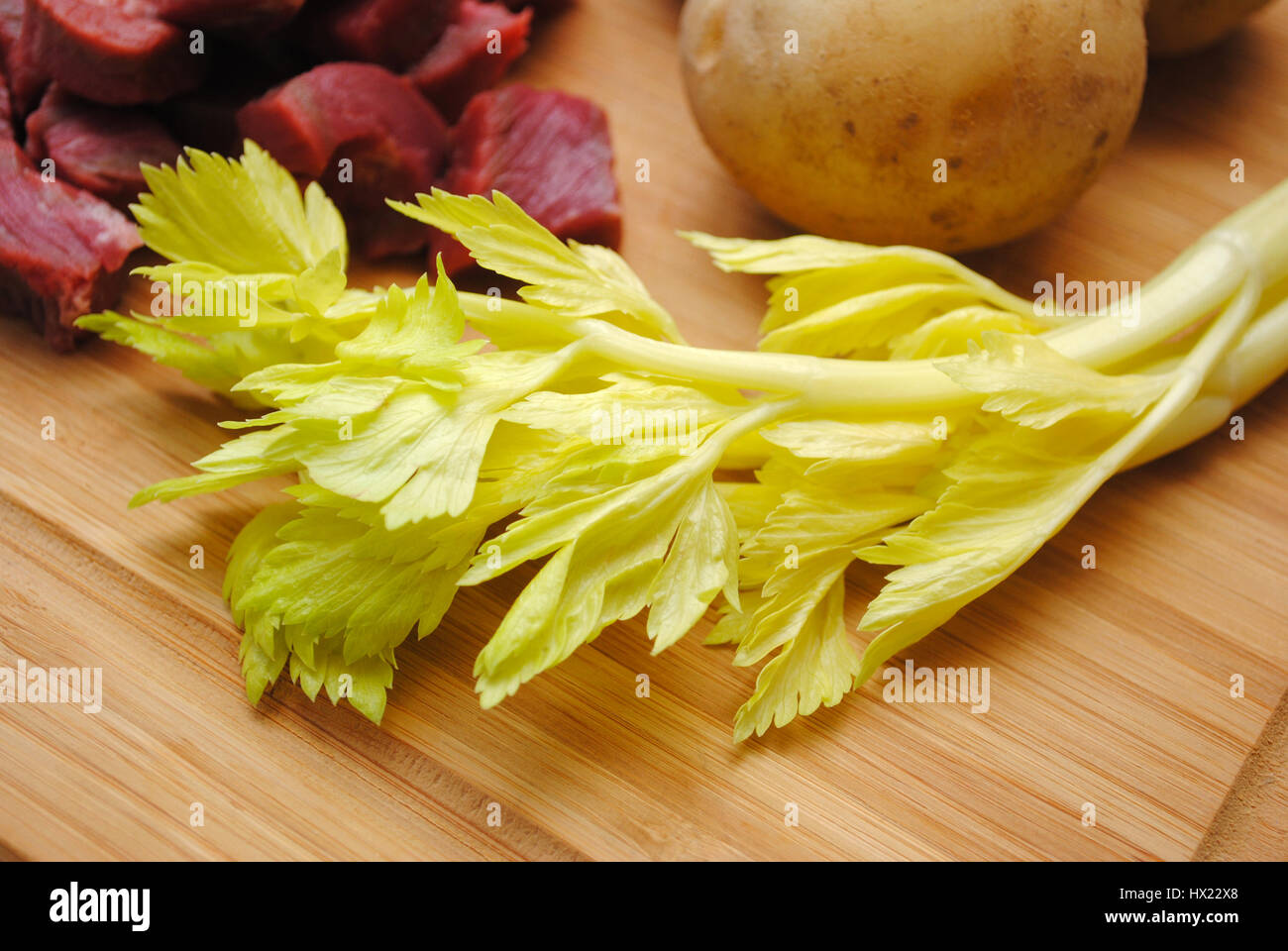 Fresh costa di sedano con altri ingredienti Foto Stock