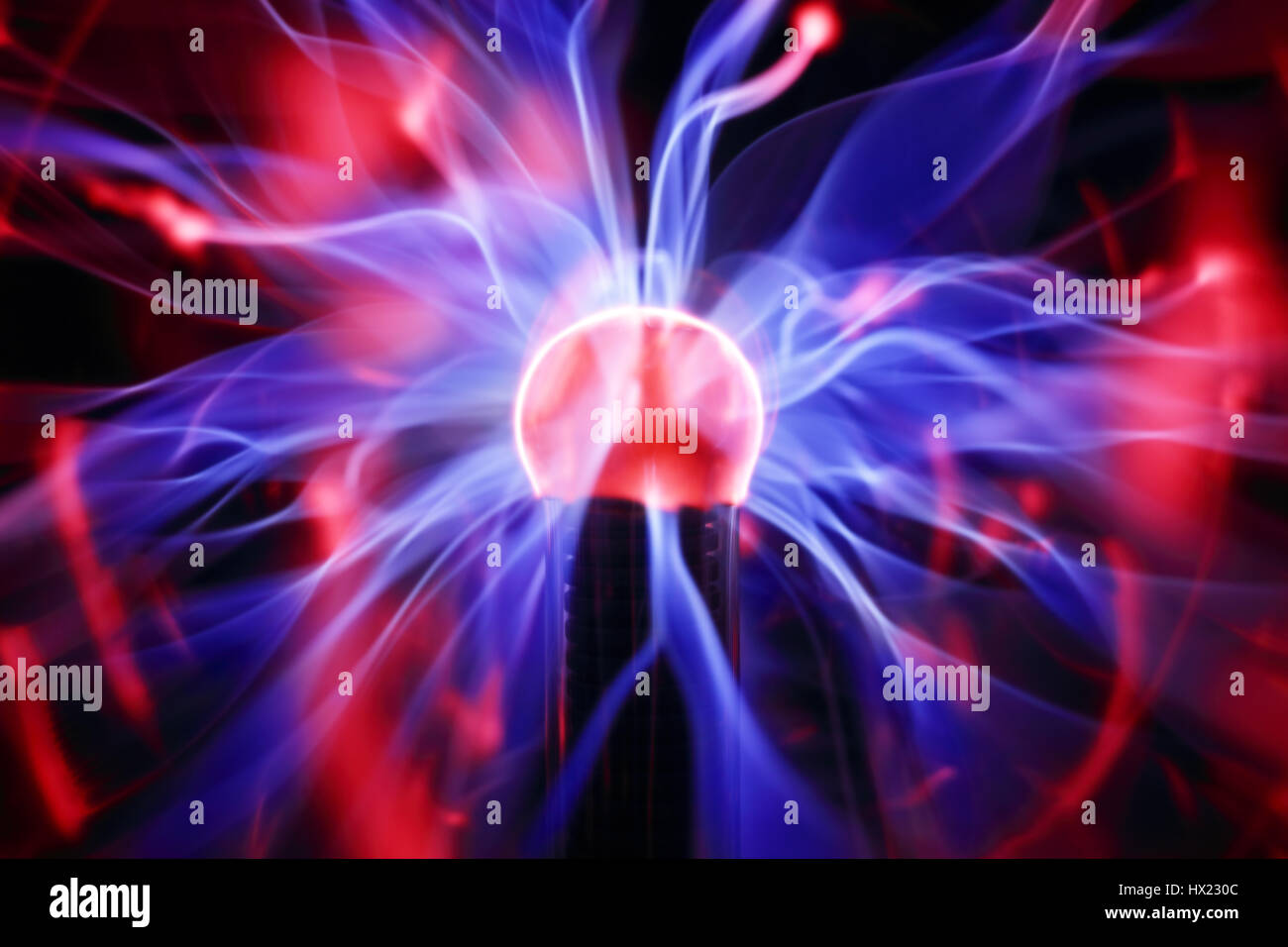 Plasma lampada a sfera energia, toccando incandescente sfera di vetro nozione di potere, elettricità, scienza e fisica Foto Stock