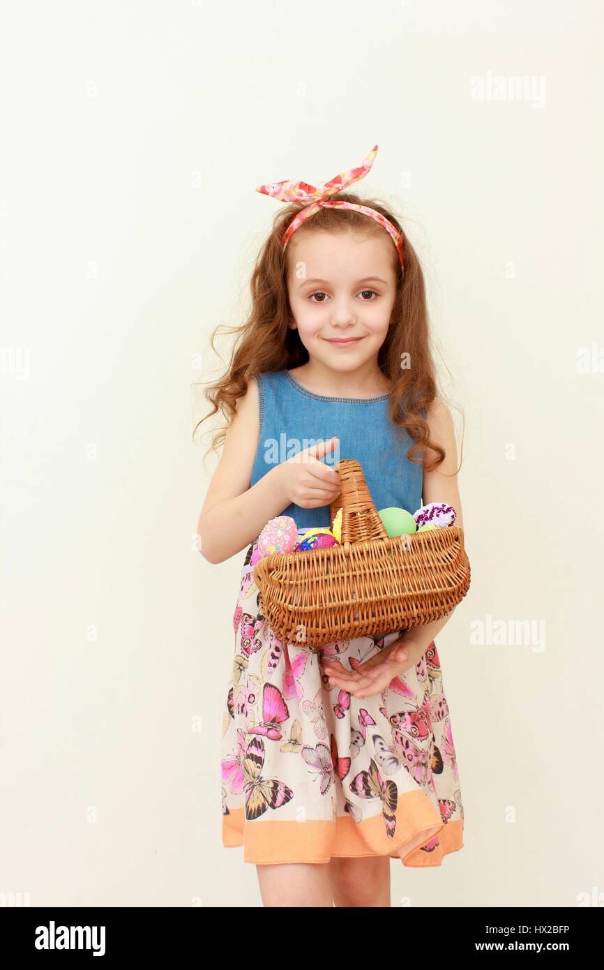 Adorabile bambina gioca con le uova di Pasqua in primavera un giorno Foto Stock