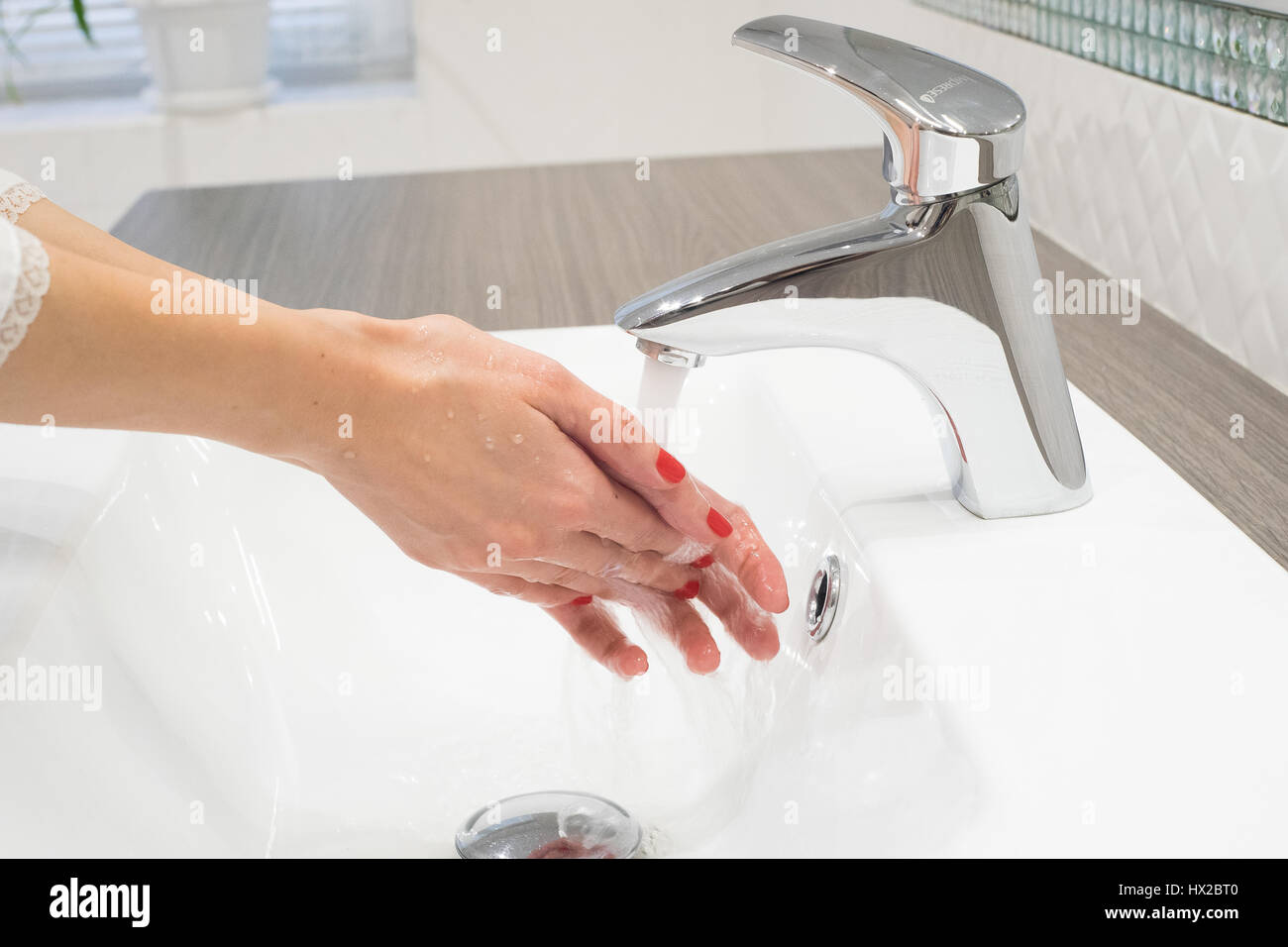 Il lavaggio delle mani con sapone con acqua Foto Stock