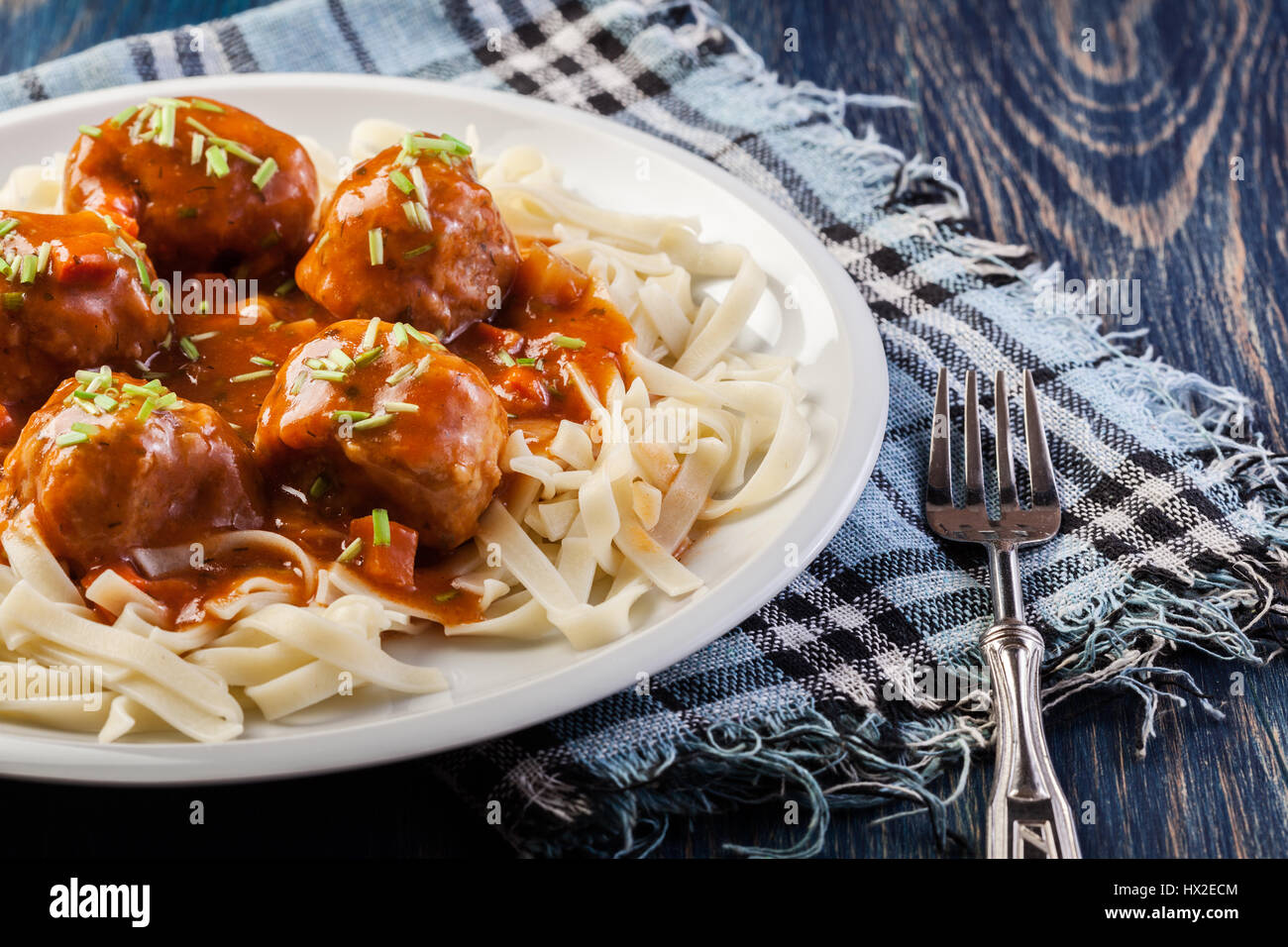 Pasta fettuccine e polpette di carne con salsa di pomodoro su una piastra Foto Stock