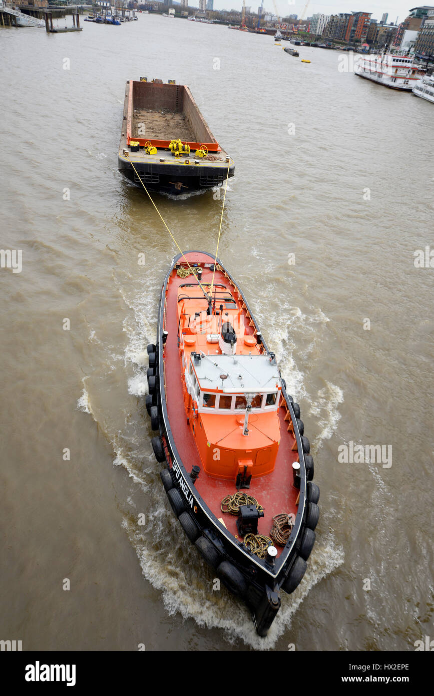 Cory Rifiuti Ambientali barge trainato da un rimorchiatore lungo il fiume Tamigi attraverso Londra. Cory il riciclo dei processi e dei rifiuti utilizzando il percorso del fiume Foto Stock