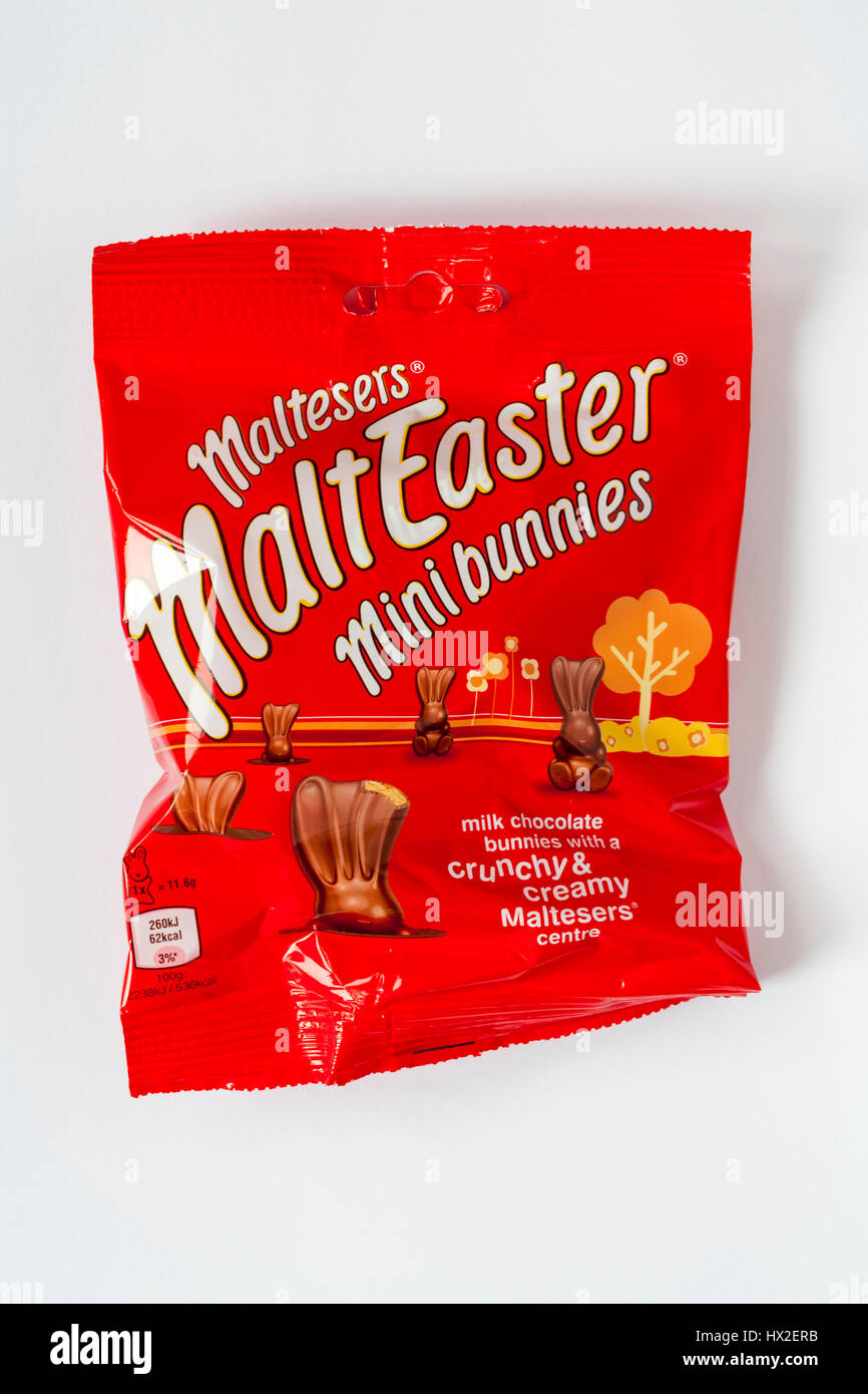 Pacchetto di Maltesers MaltEaster mini coniglietti di cioccolato al latte coniglietti con una croccante e cremoso centro Maltesers isolati su sfondo bianco - per la Pasqua Foto Stock