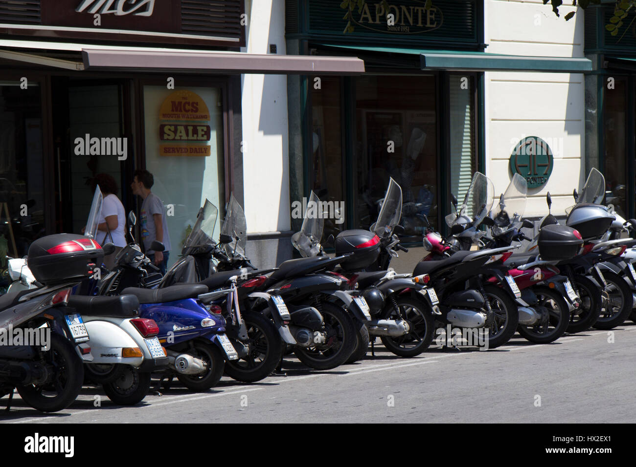 Motociclette schierate dal lato della strada, Sorrento, Italia Foto Stock