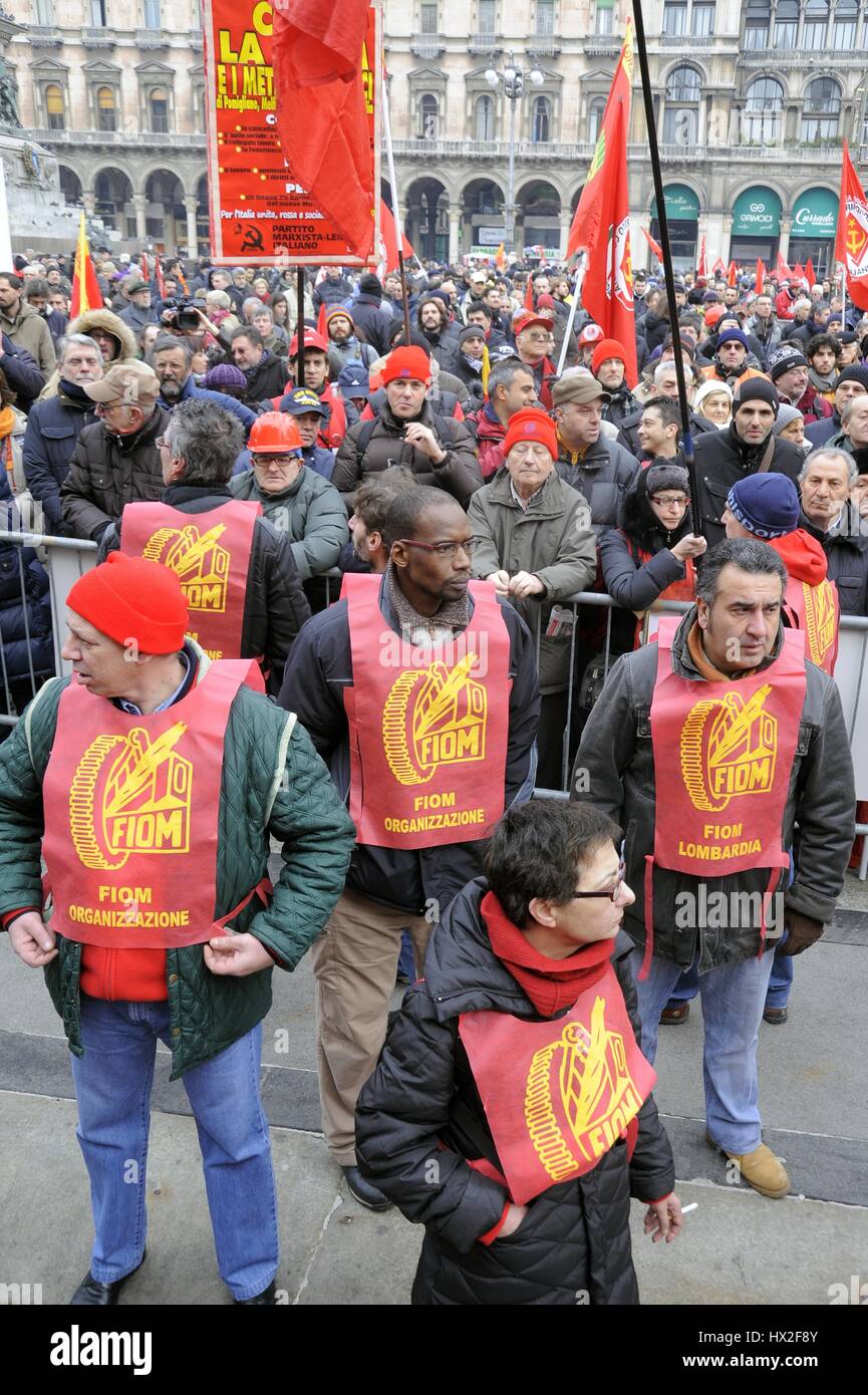 L'Italia, sciopero dei metalmeccanici chiamato dal FIOM CGIL nella difesa del contratto collettivo nazionale; dimostrazione di Milano Foto Stock