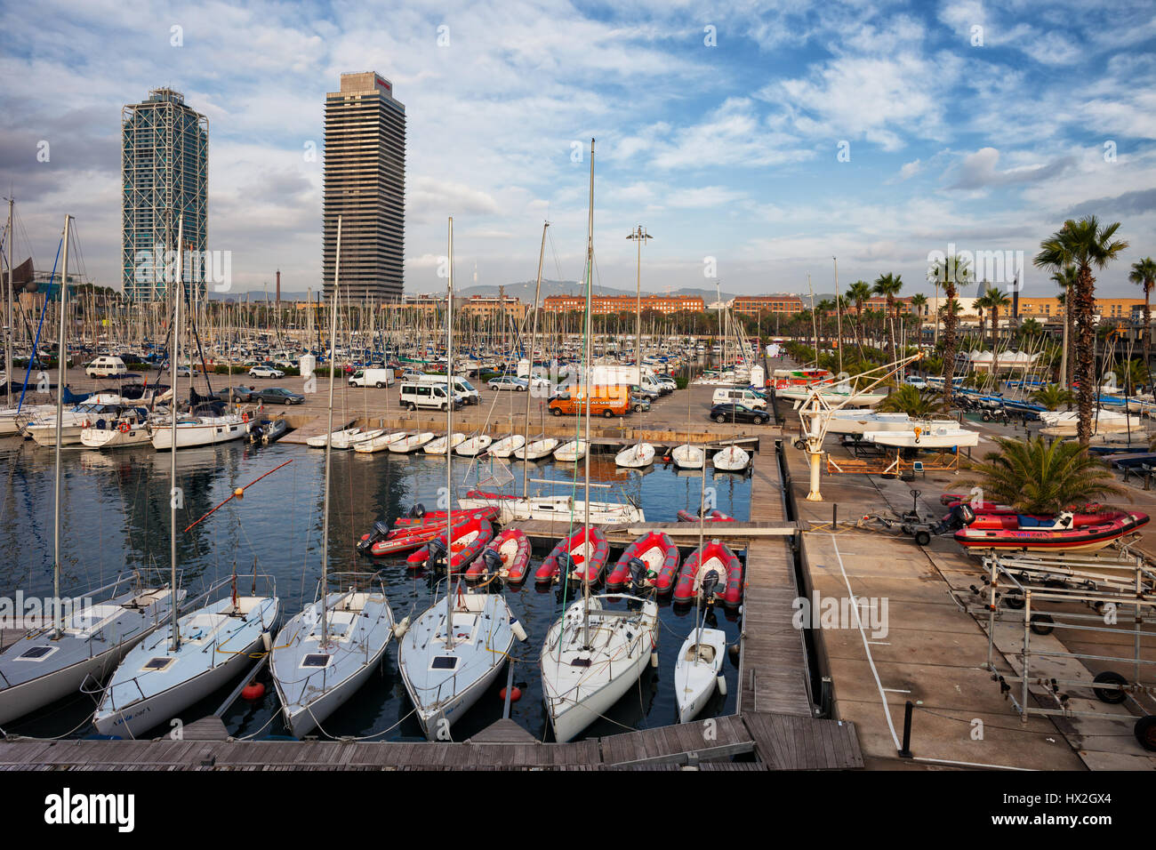 Spagna, città di Barcellona, Port Olimpic marina strega barche a vela e yacht, barche e barche a motore Foto Stock