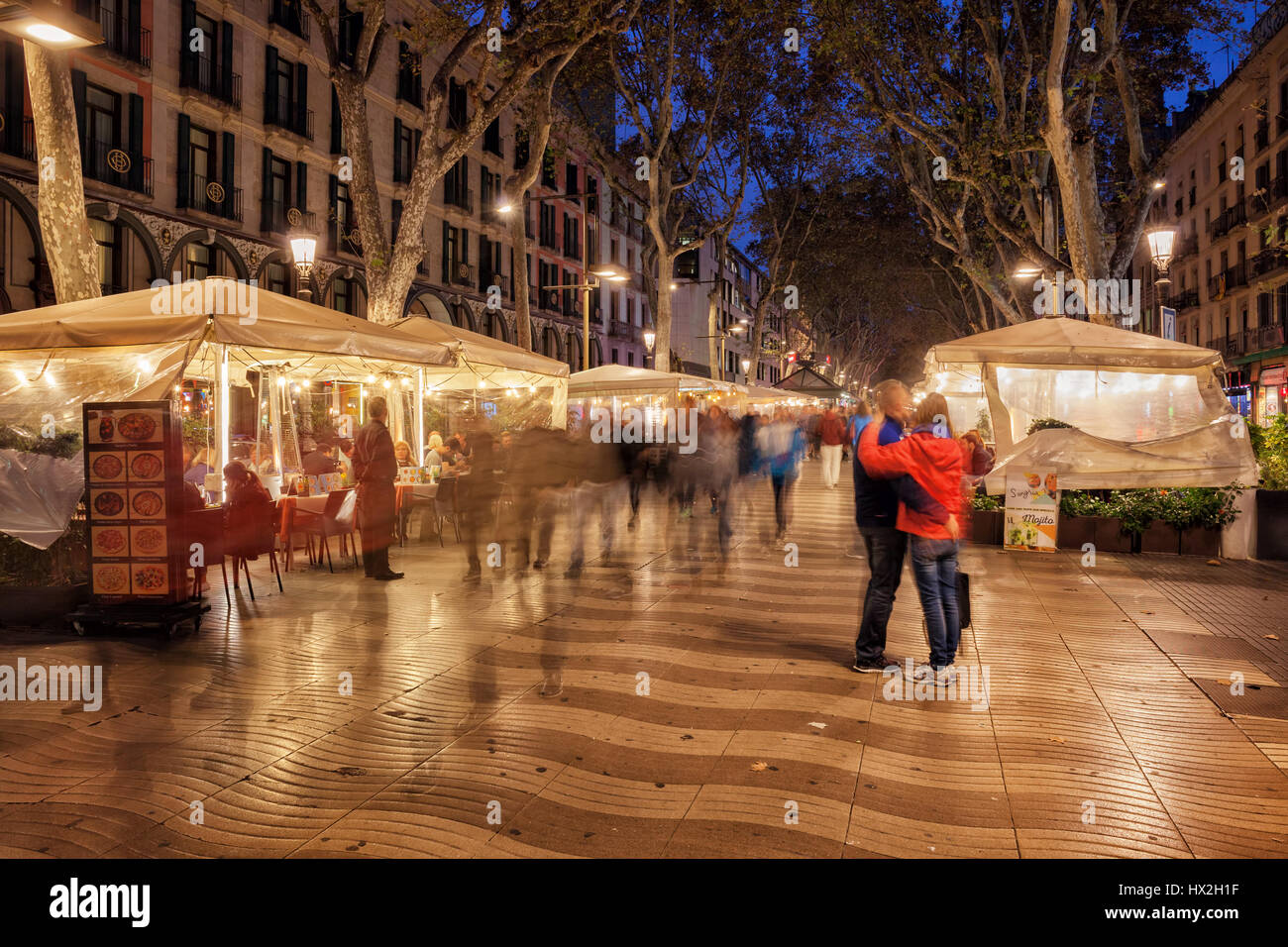 La Rambla (Las Ramblas boulevard di notte a Barcellona, punto di riferimento della città e la strada pedonale principale promenade, Catalogna, Spagna Foto Stock