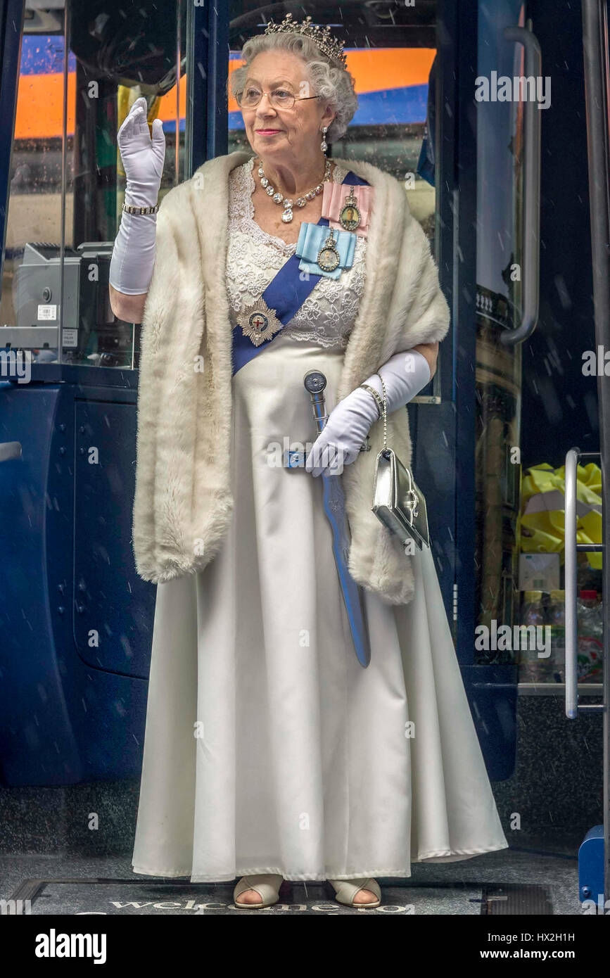 Lookalike Queen Mary Reynolds raffigura HRH Elizabeth II in personali apparenze, film, spot pubblicitari Foto Stock