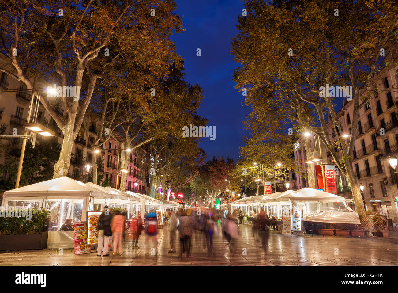 La Rambla (Las Ramblas boulevard alberato di caffè strega di notte a Barcellona, punto di riferimento della città e la principale strada pedonale, promenade, Catalogna, Spagna Foto Stock