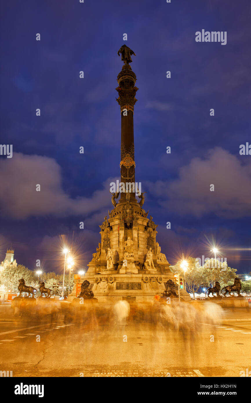 In Spagna, in Catalogna, Barcellona, Monumento a Cristoforo Colombo in una notte a Placa del Portal de la Pau, posteriore, vista posteriore (statua di fronte al mare) Foto Stock