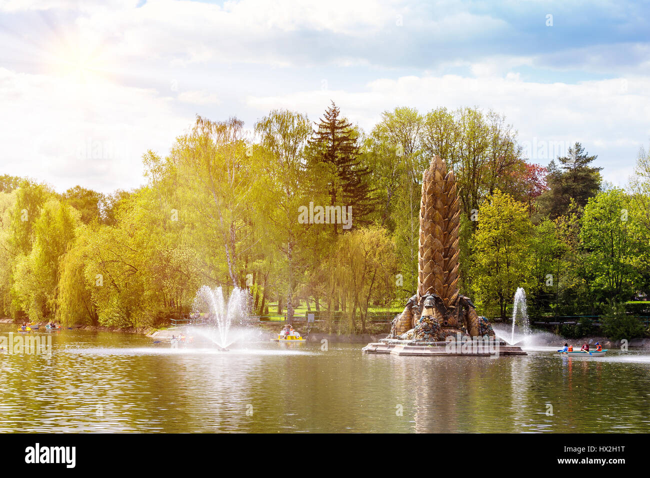 "L'oro" Spike-Head fontana alla fiera delle conquiste dell'economia nazionale (VDNH) a Mosca, Russia Foto Stock