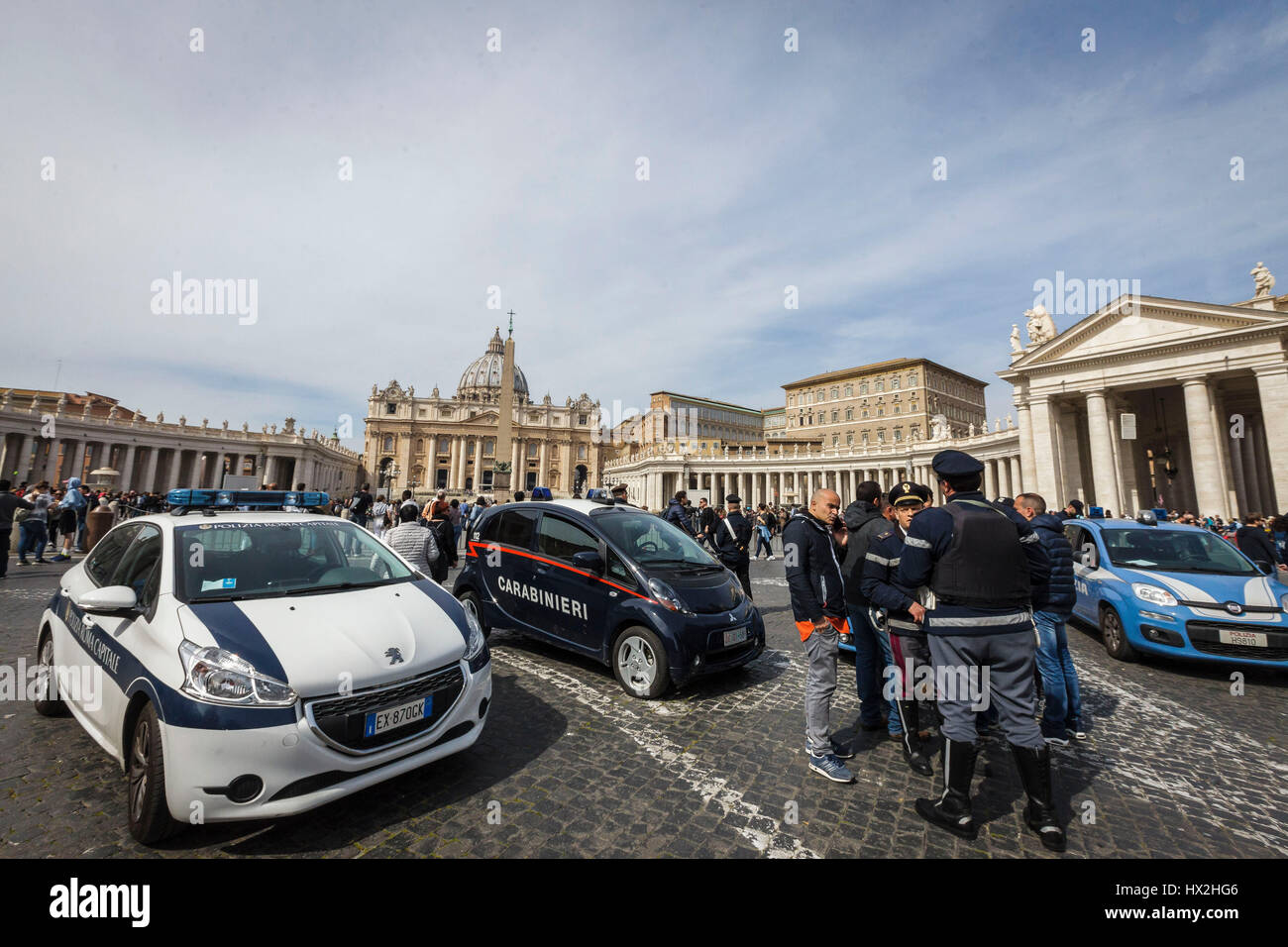 Roma, Italia. 24 Mar, 2017. Paramilitari italiana pattuglia di polizia (Carabinieri e polizia) sorge di fronte al Vaticano in Piazza San Pietro, con un giorno di anticipo di un vertice dell'Unione europea per commemorare il sessantesimo anniversario del Trattato di Roma. I leader dell' Unione europea sono raduno a Roma per un vertice per contrassegnare il UE del sessantesimo anniversario e per delineare il suo futuro dopo la Gran Bretagna lascia. Credito: Giuseppe Ciccia/Pacific Press/Alamy Live News Foto Stock