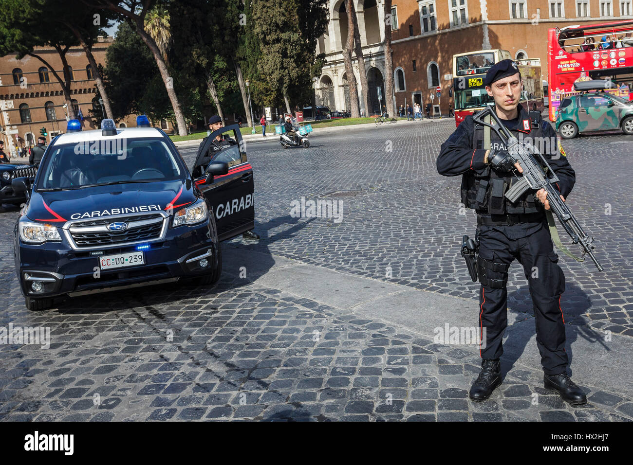 Roma, Italia. 24 Mar, 2017. Paramilitari italiana pattuglia di polizia (Carabinieri) sorge di fronte al monumento del milite ignoto in Piazza Venezia con un giorno di anticipo di un vertice dell'Unione europea per commemorare il sessantesimo anniversario del Trattato di Roma. I leader dell' Unione europea sono raduno a Roma per un vertice per contrassegnare il UE del sessantesimo anniversario e per delineare il suo futuro dopo la Gran Bretagna lascia. Credito: Giuseppe Ciccia/Pacific Press/Alamy Live News Foto Stock