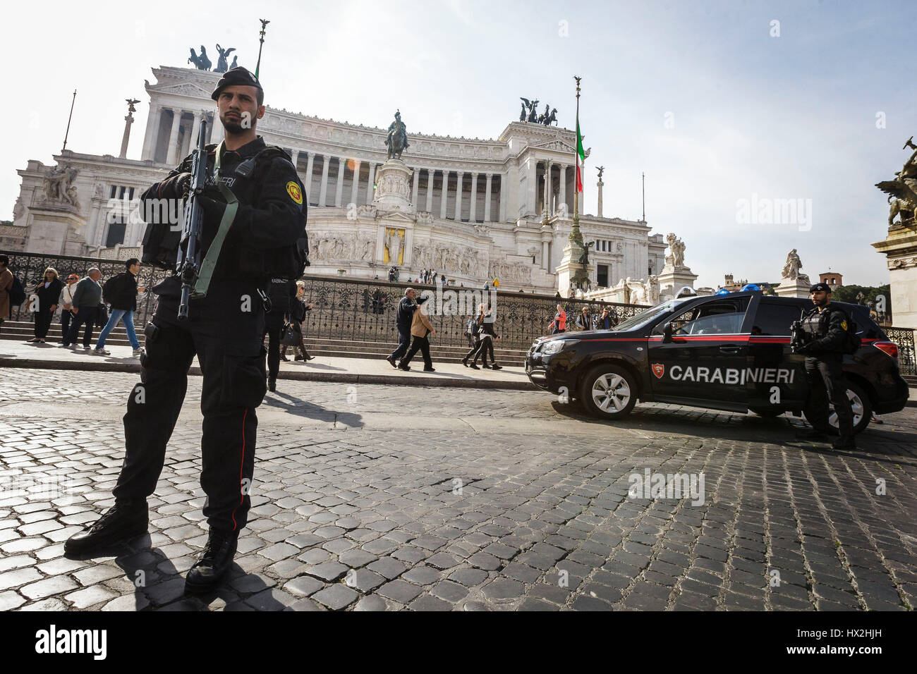 Roma, Italia. 24 Mar, 2017. Paramilitari italiana pattuglia di polizia (Carabinieri) sorge di fronte al monumento del milite ignoto in Piazza Venezia con un giorno di anticipo di un vertice dell'Unione europea per commemorare il sessantesimo anniversario del Trattato di Roma. I leader dell' Unione europea sono raduno a Roma per un vertice per contrassegnare il UE del sessantesimo anniversario e per delineare il suo futuro dopo la Gran Bretagna lascia. Credito: Giuseppe Ciccia/Pacific Press/Alamy Live News Foto Stock