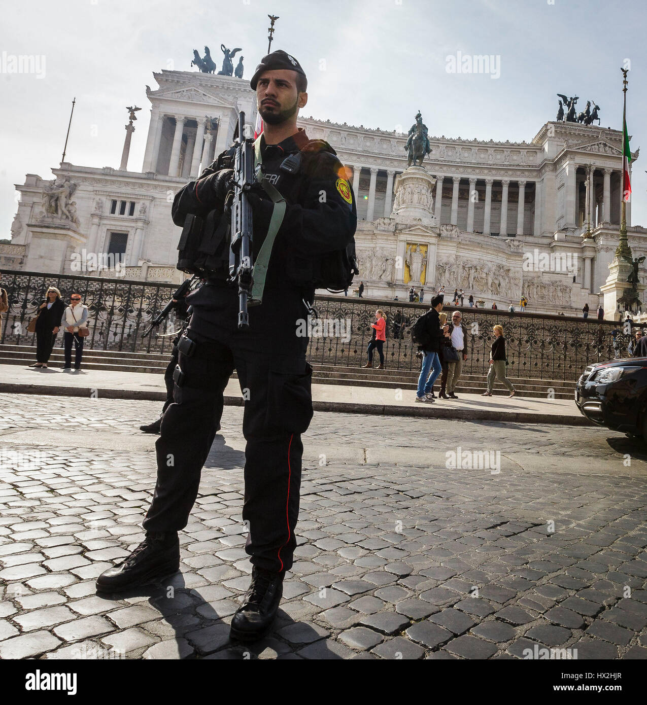 Roma, Italia. 24 Mar, 2017. Paramilitari italiana pattuglia di polizia (Carabinieri) sorge di fronte al monumento del milite ignoto in Piazza Venezia con un giorno di anticipo di un vertice dell'Unione europea per commemorare il sessantesimo anniversario del Trattato di Roma. I leader dell' Unione europea sono raduno a Roma per un vertice per contrassegnare il UE del sessantesimo anniversario e per delineare il suo futuro dopo la Gran Bretagna lascia. Credito: Giuseppe Ciccia/Pacific Press/Alamy Live News Foto Stock
