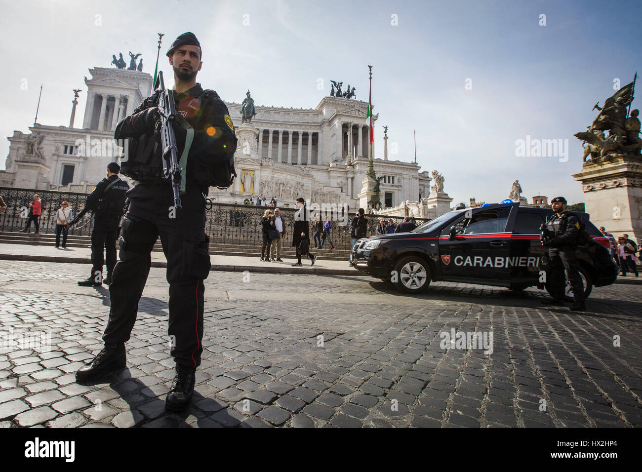 Roma, Italia. 24 Mar, 2017. Paramilitari italiana pattuglia di polizia (Carabinieri) sorge di fronte al monumento del milite ignoto in Piazza Venezia con un giorno di anticipo di un vertice dell'Unione europea per commemorare il sessantesimo anniversario del Trattato di Roma. I leader dell' Unione europea sono raduno a Roma per un vertice per contrassegnare il UE del sessantesimo anniversario e per delineare il suo futuro dopo la Gran Bretagna lascia. Credito: Giuseppe Ciccia/Pacific Press/Alamy Live News Foto Stock