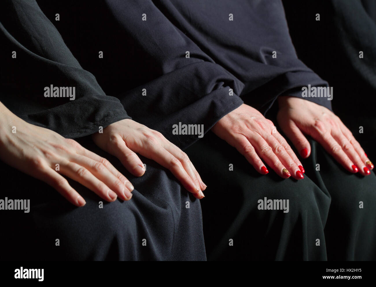 Le mani delle donne sulle ginocchia. Foto Stock