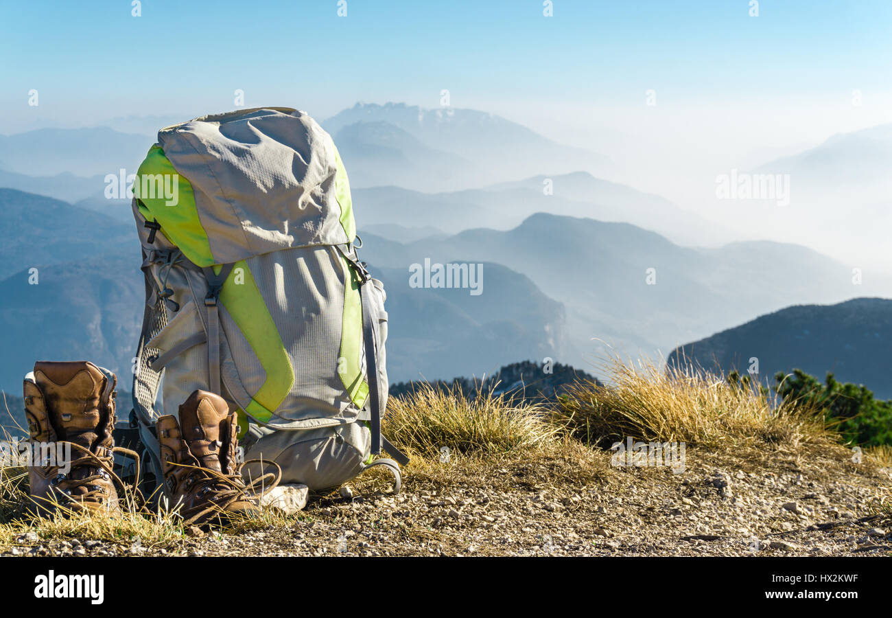 Attrezzatura per le escursioni. zaino e scarponi sulla cima della montagna  Foto stock - Alamy
