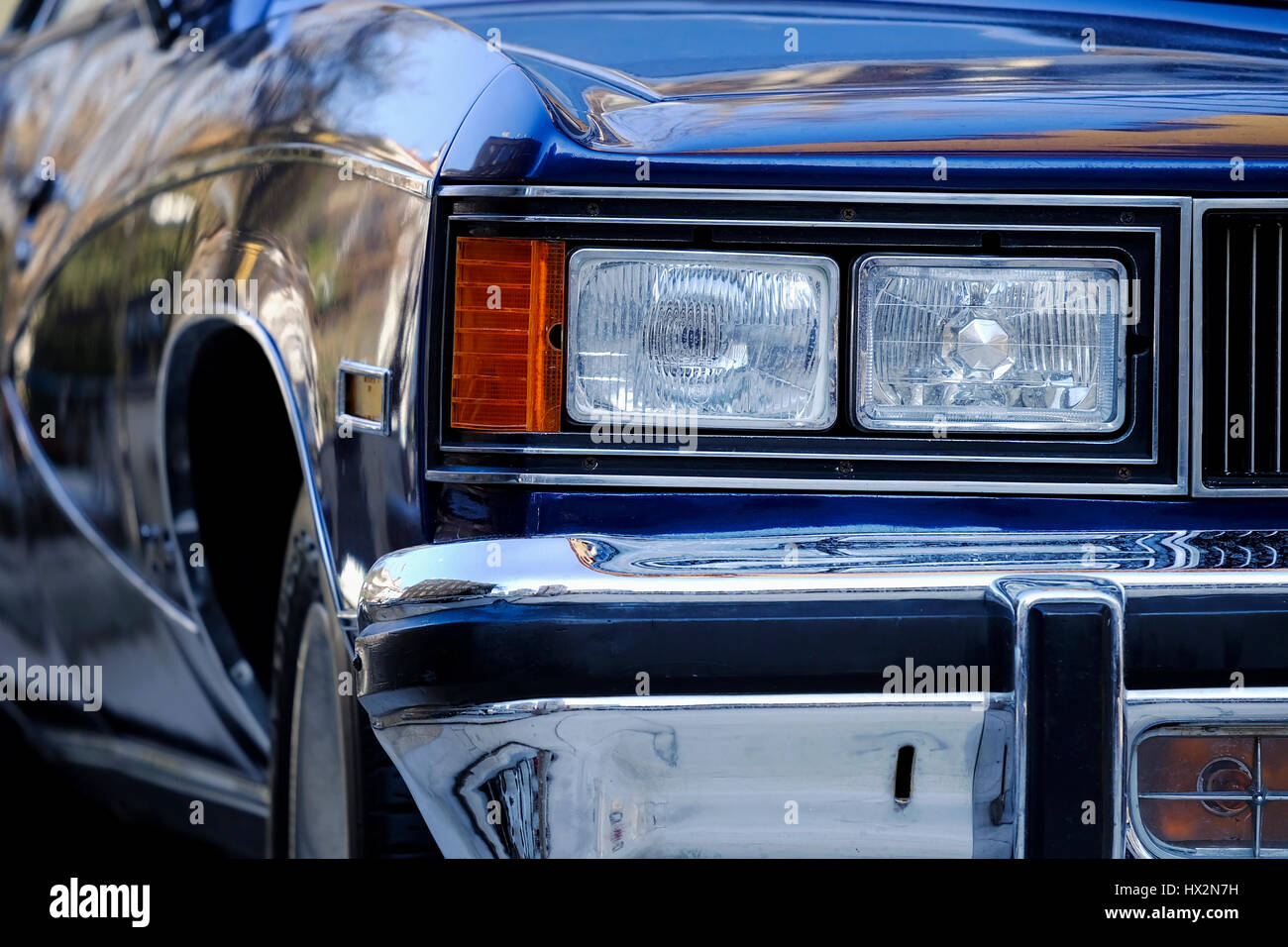 Dettaglio dei fari di una vecchia vettura americana Foto Stock