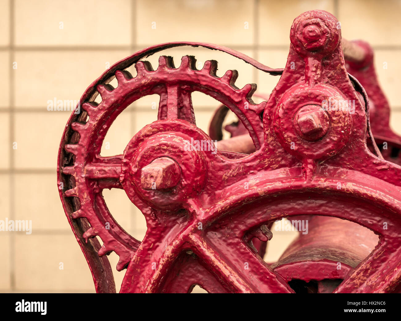 Close up dettaglio della vecchia formazione di ruggine rossa dockside ingranaggi meccanismo, Leith Harbour, Leith, Edimburgo, Scozia, Regno Unito Foto Stock