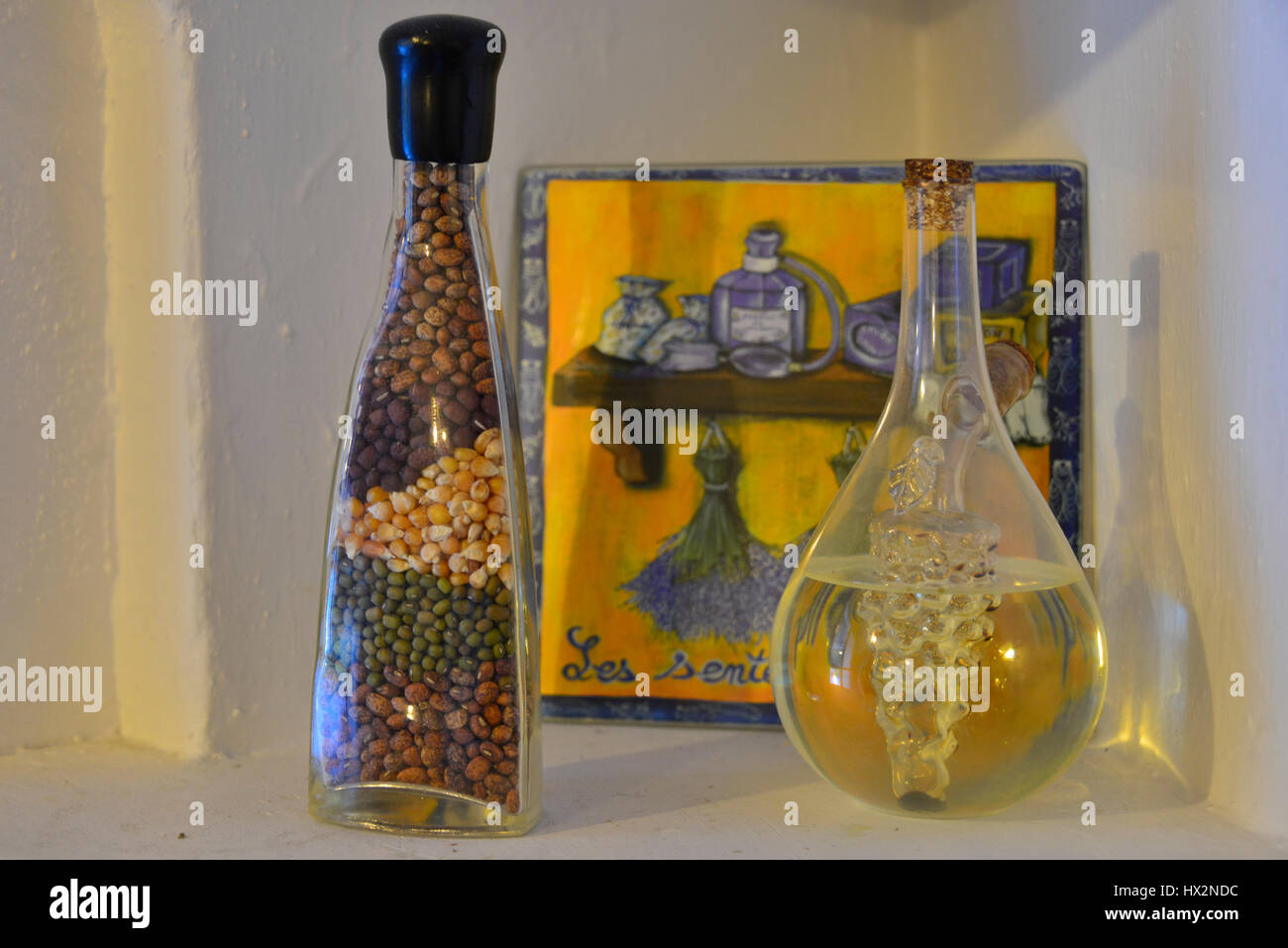 Still Life di bottiglie di vetro con condimenti, compresi olio, pepe, semi di grano. Foto Stock