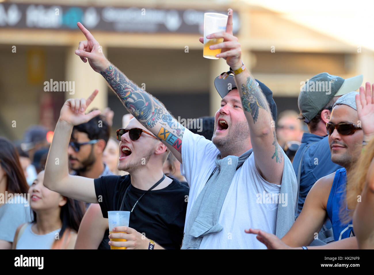 Barcellona - Jun 18: persone danza al Sonar Festival il 18 giugno 2015 a Barcellona, Spagna. Foto Stock