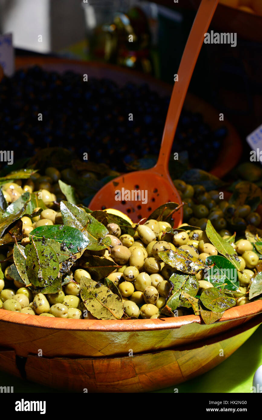 Chiudere visualizzazione verticale di olive in un mercato francese in stallo. Foto Stock