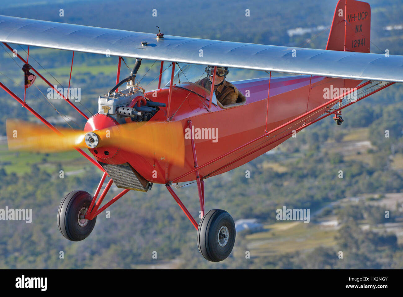 Close up aria-aria ritratto di un Pietenpol Air Camper aerei in volo. Foto Stock