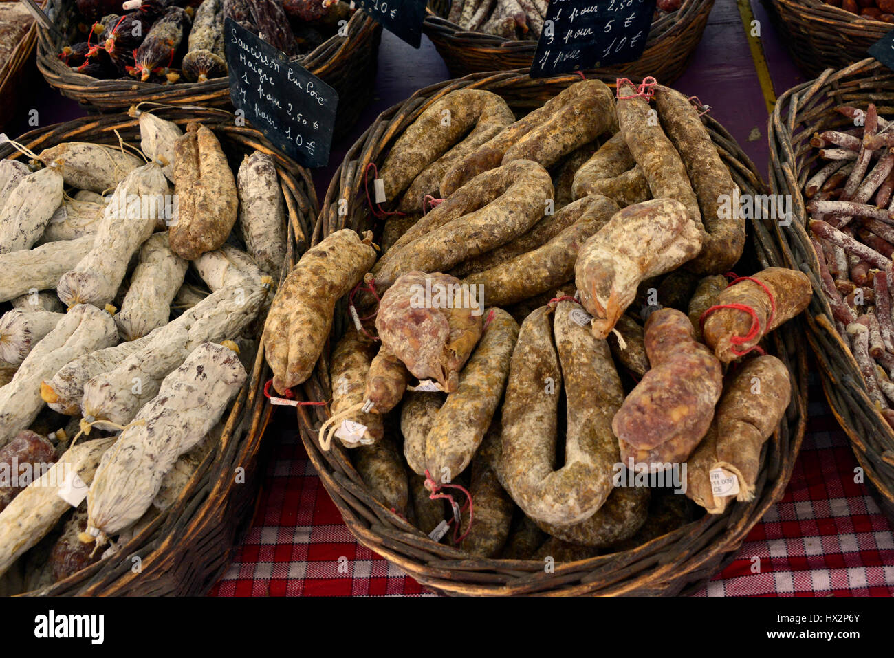 Chiudere i dettagli dei prodotti a base di carne in un mercato francese in stallo. Foto Stock
