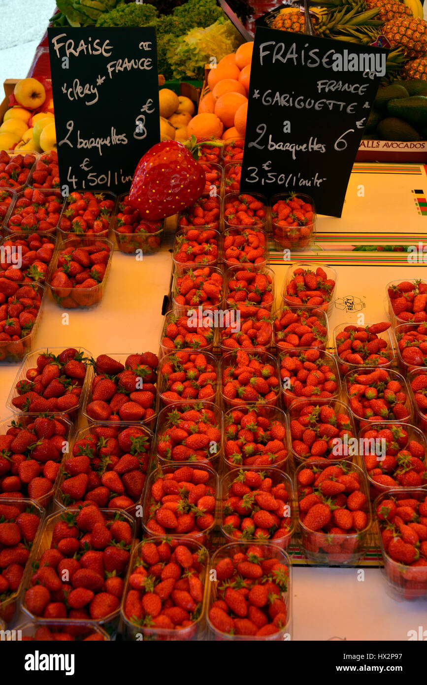 Chiudere i dettagli di fragole (Fraise) in Apt, un mercato francese la città. Foto Stock