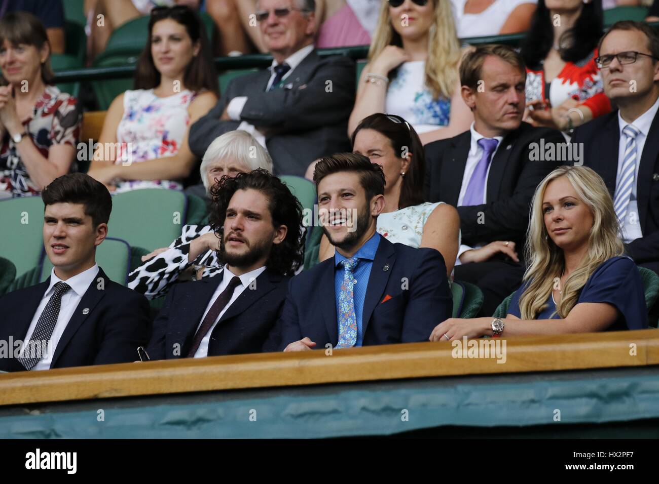 ADAM LALLANA E GIOCO DI THRON i campionati di Wimbledon 20 All England Tennis Club Wimbledon Londra Inghilterra 02 Luglio 20 Foto Stock