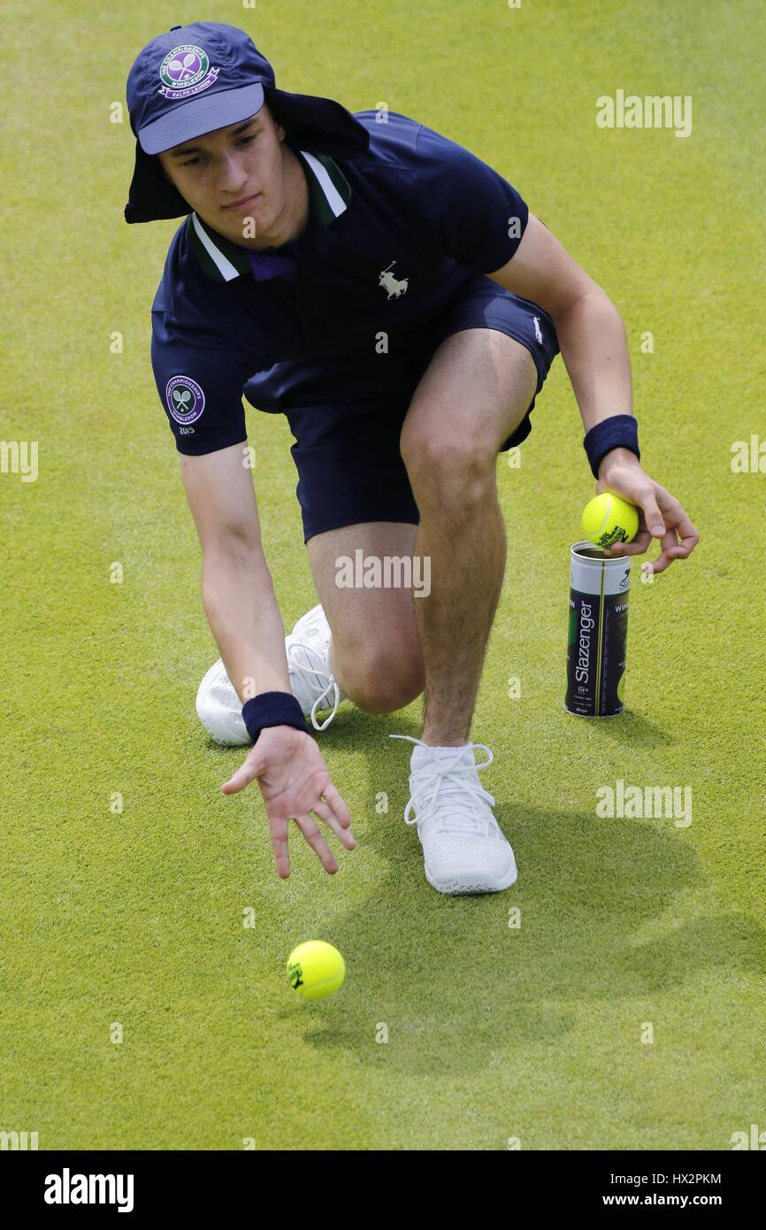 BALLBOY CON PALLE DA TENNIS i campionati di Wimbledon 20 All England Tennis Club Wimbledon Londra Inghilterra 01 Luglio 2015 Foto Stock
